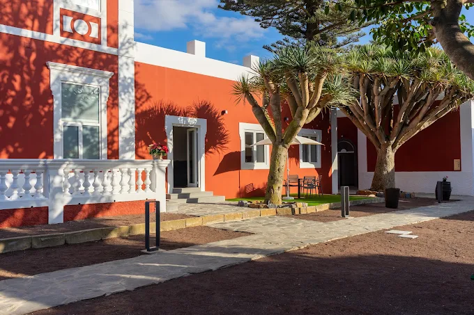 ALBOR SUITES